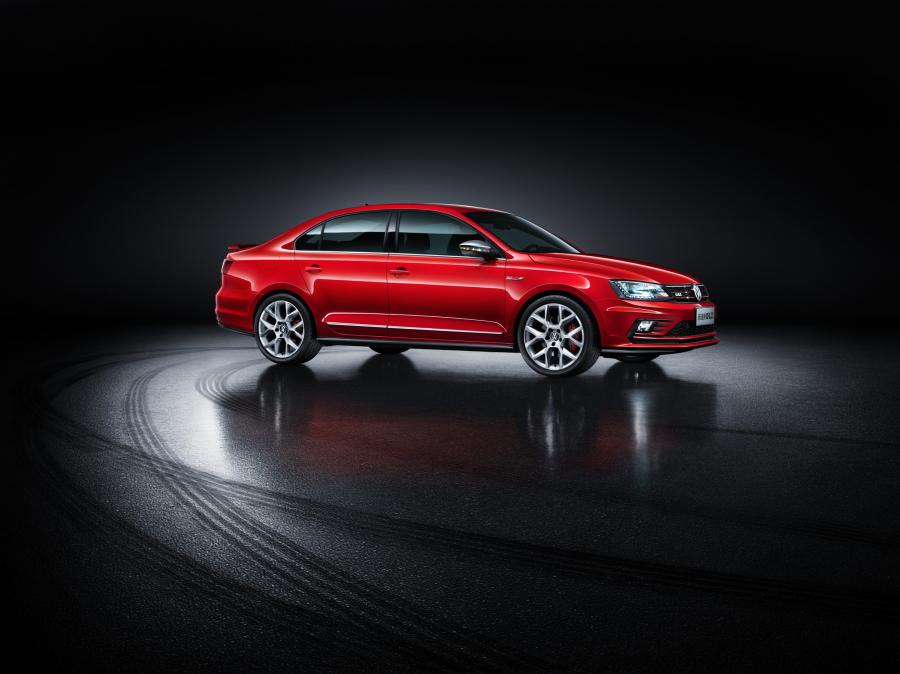  Volkswagen Sagitar GLI 2016 года  (фото 4 из 11)